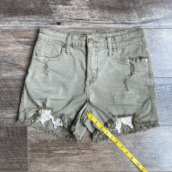 Easel Mid-Rise Lace Appliqué Detailed Distressed Shorts Olive Green Small - Picture 4 of 8